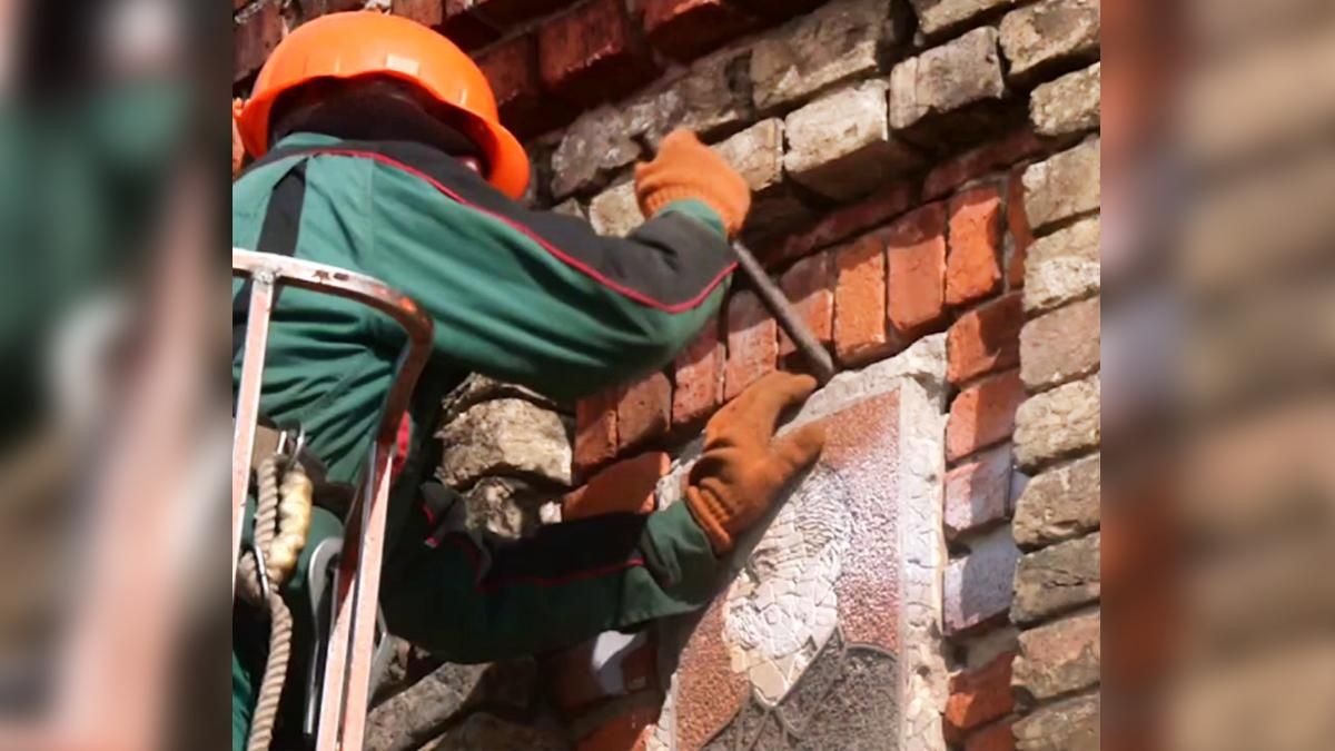 Портрети Леніна і Сталіна збили з водонапірної вежі на Чернігівщині: неймовірне відео - 24 Канал Портрети Леніна і Сталіна збили з водонапірної вежі на Чернігівщині: неймовірне відео - 24 Канал