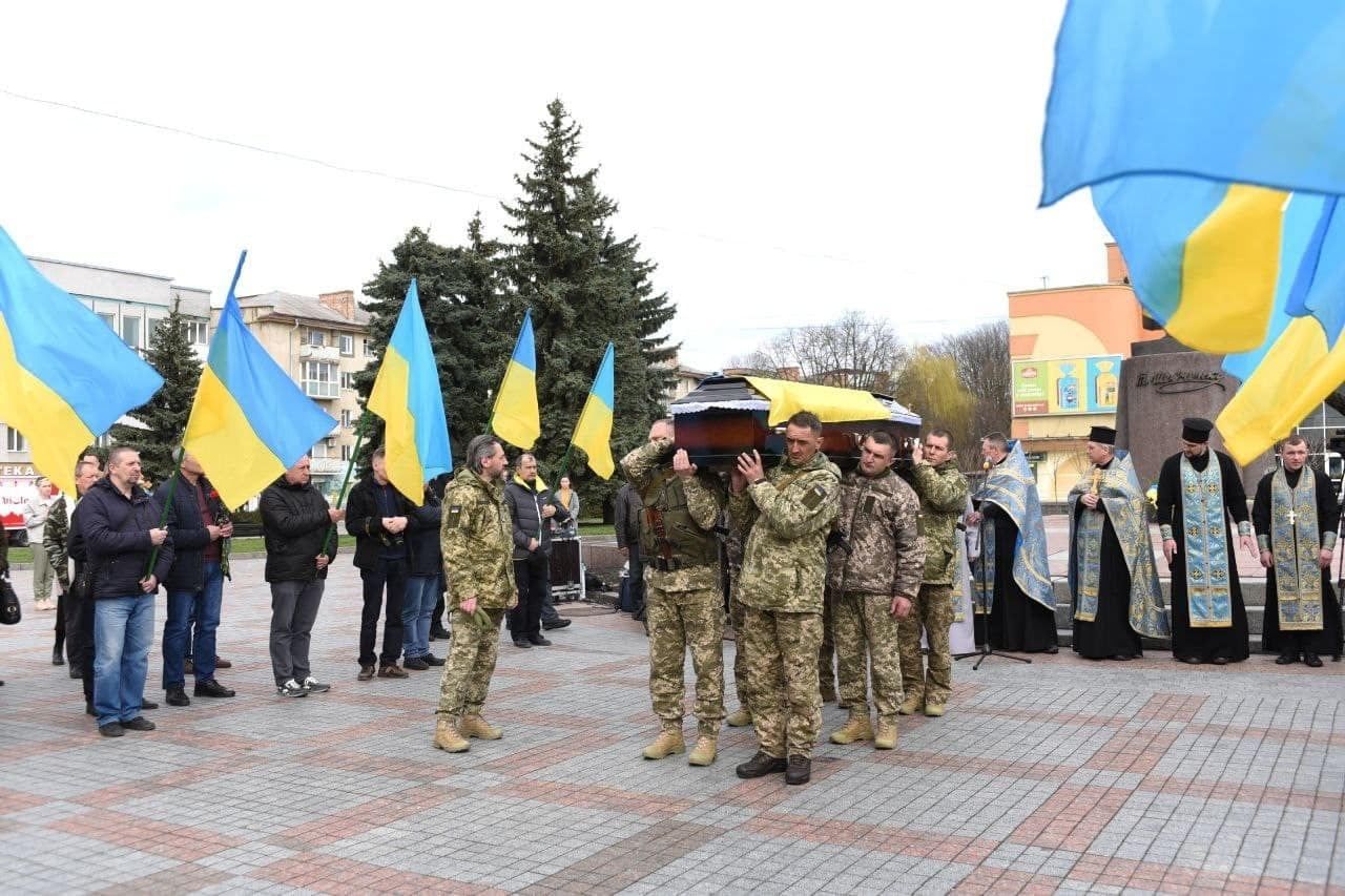 На Рівненщині попрощалися з героїчно загиблими воїнами та волонтером - 24 Канал