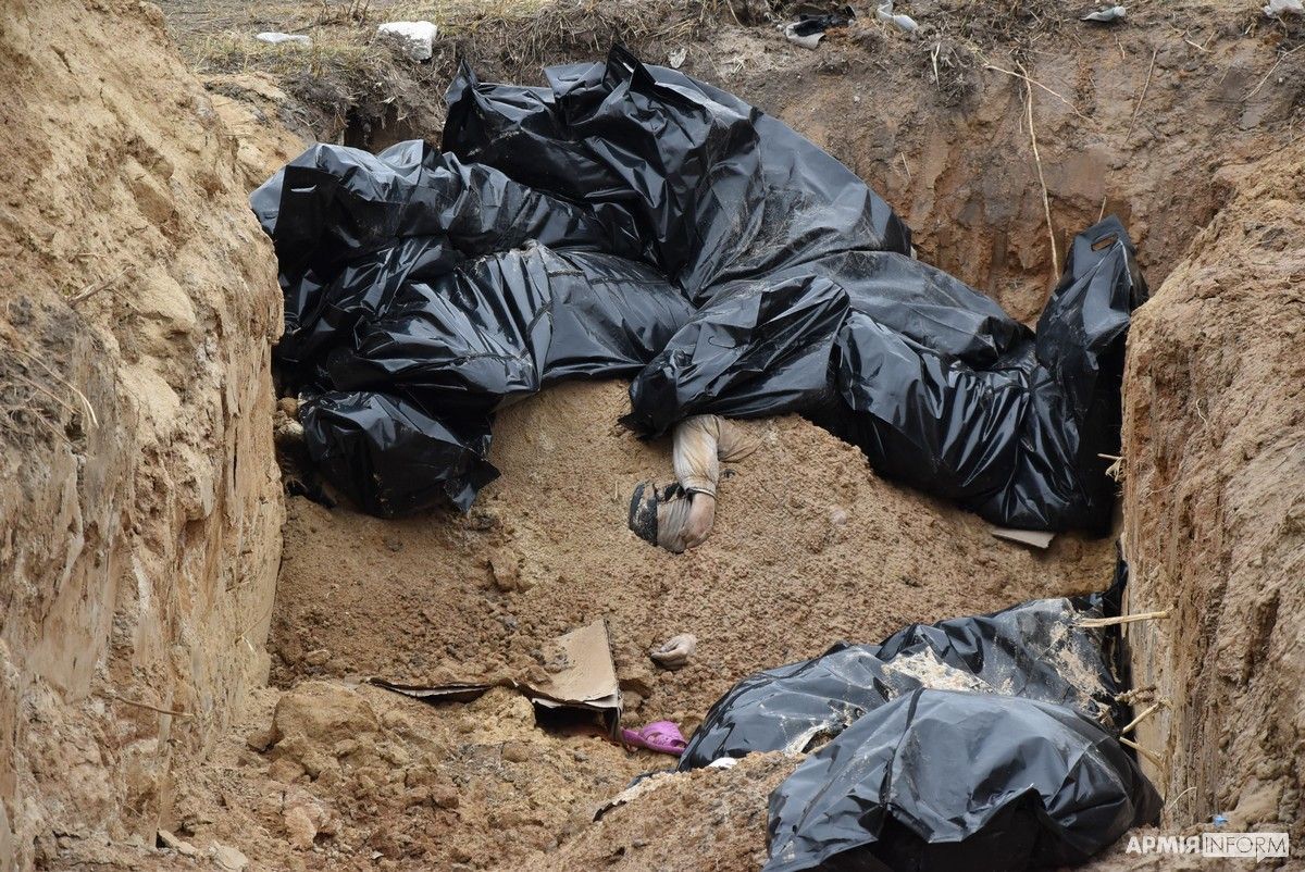 У Бучі у місці масового захоронення знайшли тіло дівчинки - 24 Канал