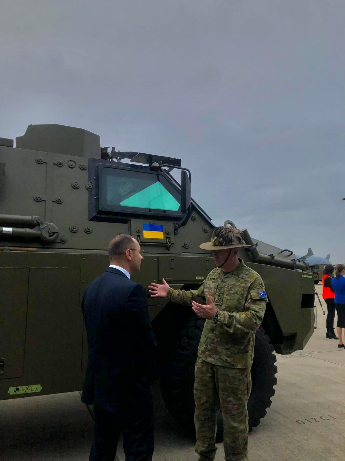 Австралия быстрее всего в истории передала Украине 20 бронетранспортеров Bushmaster