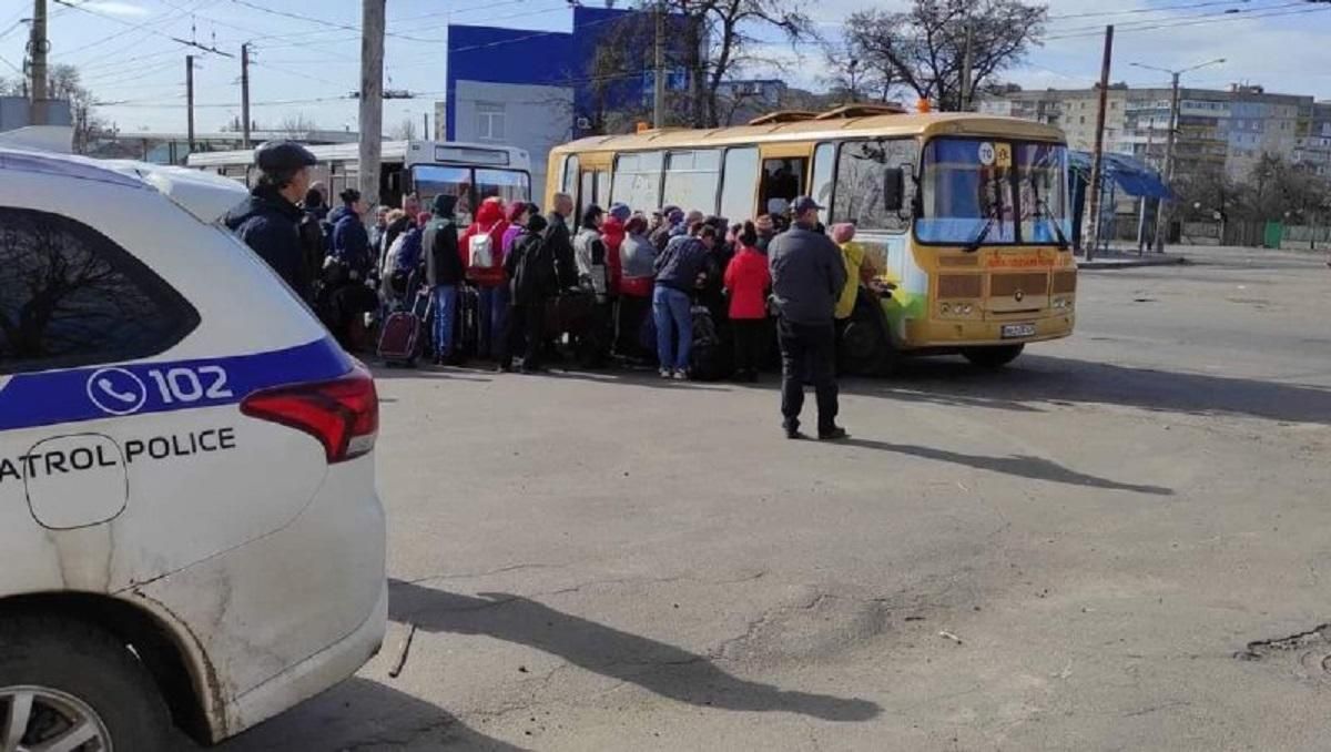 Росіяни обстрілюють Попасну та Гірське, де люди намагаються сісти в евакуаційні автобуси - 24 Канал