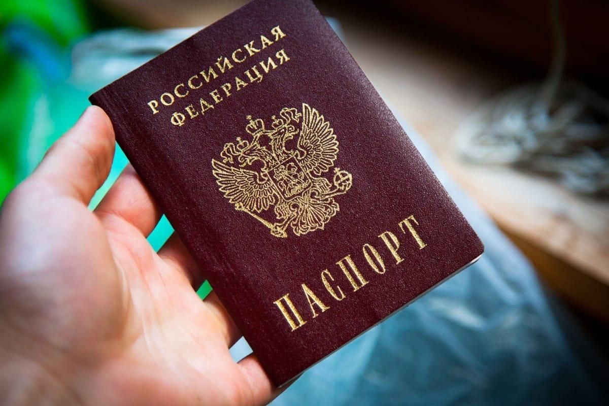 Оккупанты срочно раздали паспорта России 12 тысячам украинцев, которых депортировали Оккупанты срочно раздали паспорта России 12 тысячам украинцев, которых депортировали