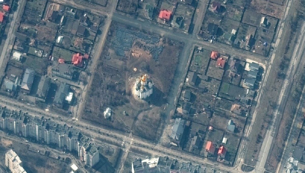 В Буче начали эксгумацию тел из братской могилы возле церкви Андрея Первозванного В Буче начали эксгумацию тел из братской могилы возле церкви Андрея Первозванного