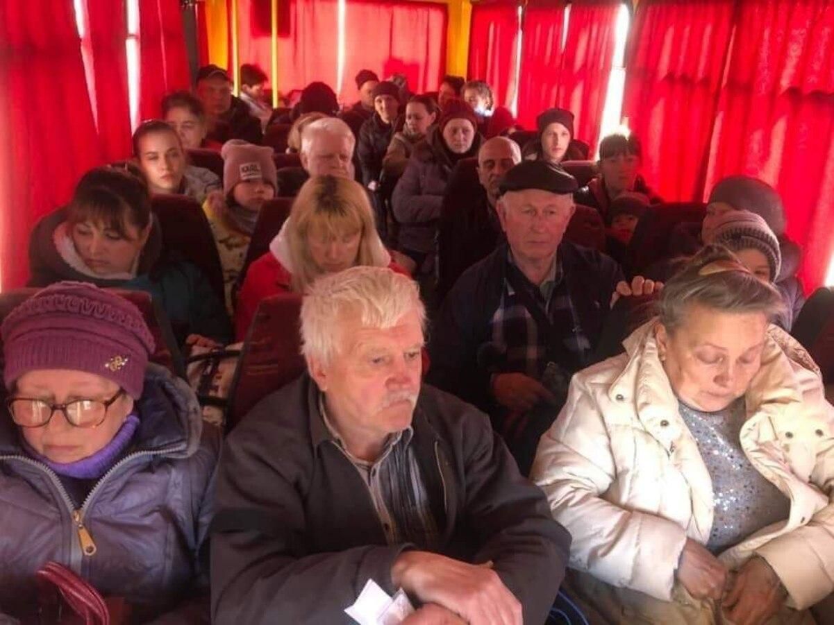 Такої кількості ще не евакуйовували: на Луганщині автобуси вирвалися з-під обстрілів - 24 Канал