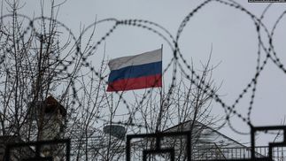 Украинцы умирают от пуль в затылок сразу, а российская экономика от санкций – постепенно