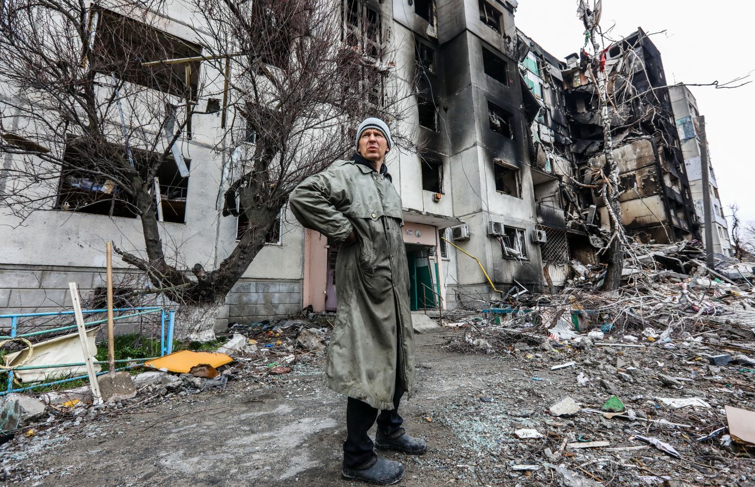 Рятувальники розбирають завали, а рідні чекають на сумні звістки: емоційне відео з Бородянки - 24 Канал Рятувальники розбирають завали, а рідні чекають на сумні звістки: емоційне відео з Бородянки - 24 Канал