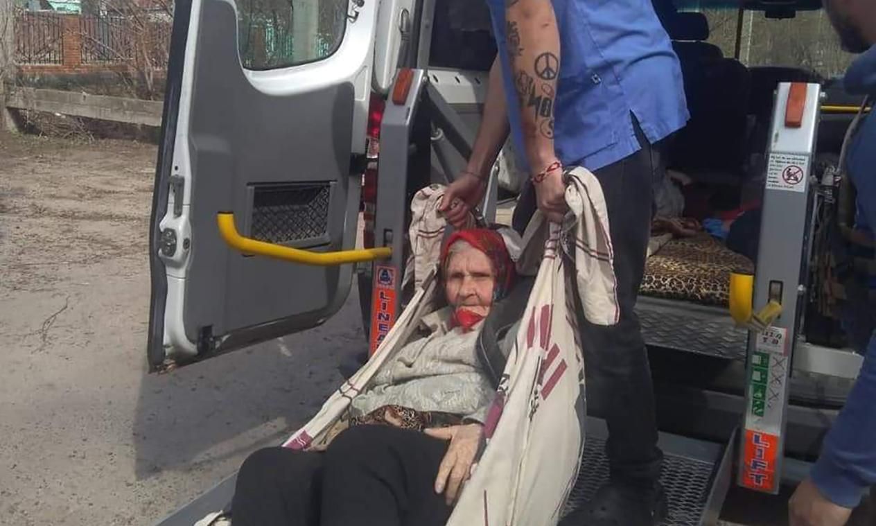 З Луганщини евакуювали 1,5 тисячі людей: з них пацієнти хоспісу в Кремінній - 24 Канал З Луганщини евакуювали 1,5 тисячі людей: з них пацієнти хоспісу в Кремінній - 24 Канал