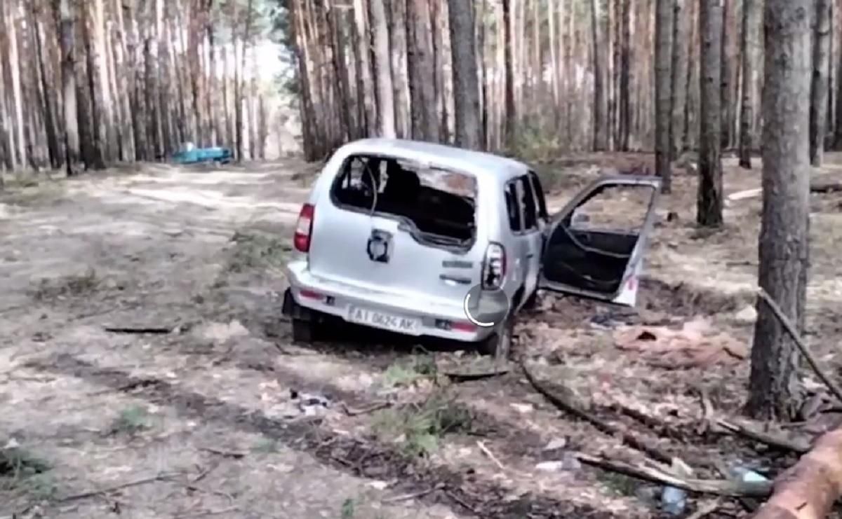 В лесу возле Ирпеня обнаружили автомобиль с расстрелянной семьей В лесу возле Ирпеня обнаружили автомобиль с расстрелянной семьей