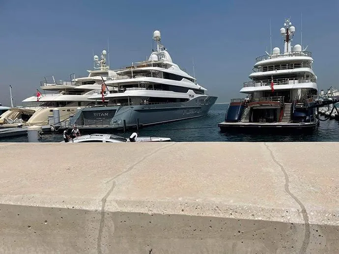 Яхта Абрамова в порту Дубае