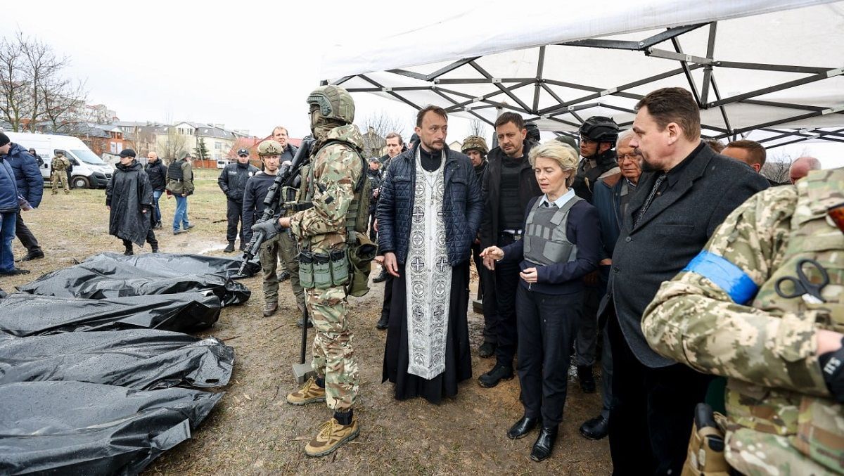 Президент Еврокомиссии фон дер Ляен и представитель ЕС Боррель посетили Бучу - 24 Канал Президент Еврокомиссии фон дер Ляен и представитель ЕС Боррель посетили Бучу - 24 Канал