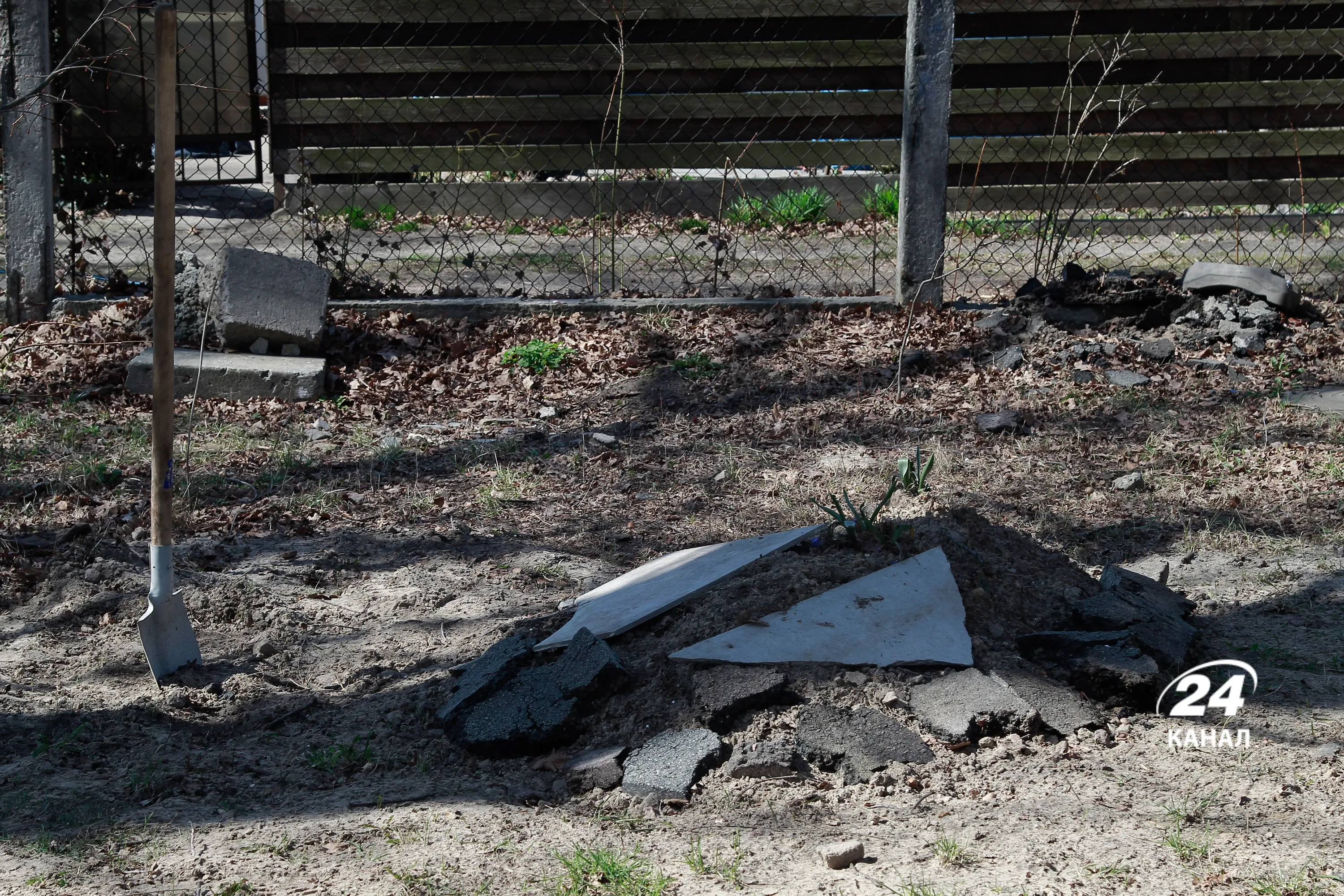 Могила у дворі