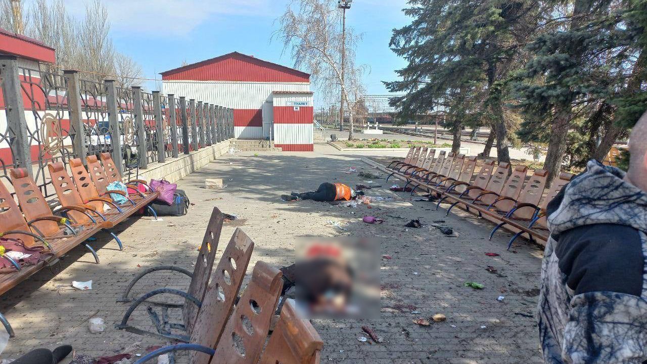 В Краматорске объявили экстренную эвакуацию автотранспортом после ракетного удара по вокзалу - 24 Канал В Краматорске объявили экстренную эвакуацию автотранспортом после ракетного удара по вокзалу - 24 Канал