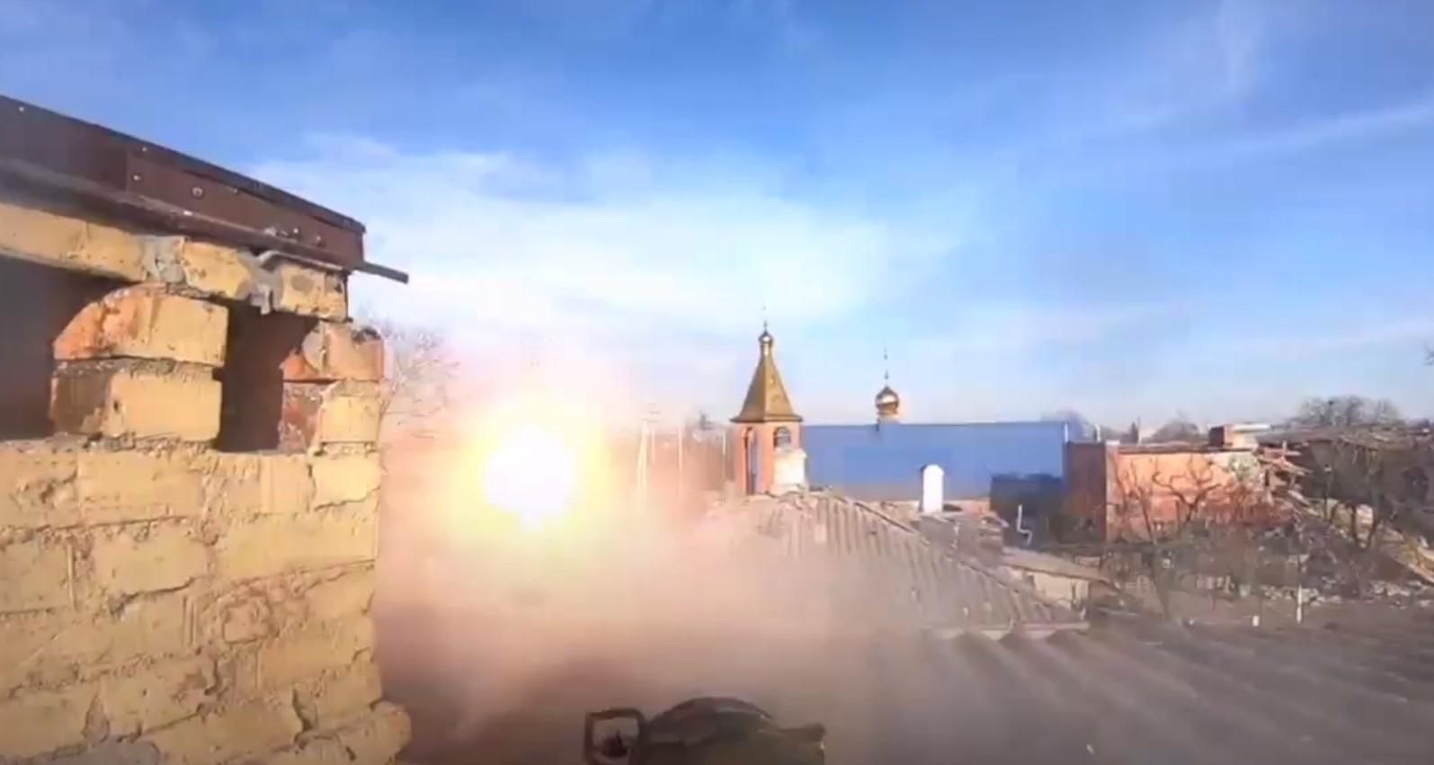 Бійці "Азову" в Маріуполі знищили ворожу БМП з екіпажем - 24 Канал Бійці "Азову" в Маріуполі знищили ворожу БМП з екіпажем - 24 Канал