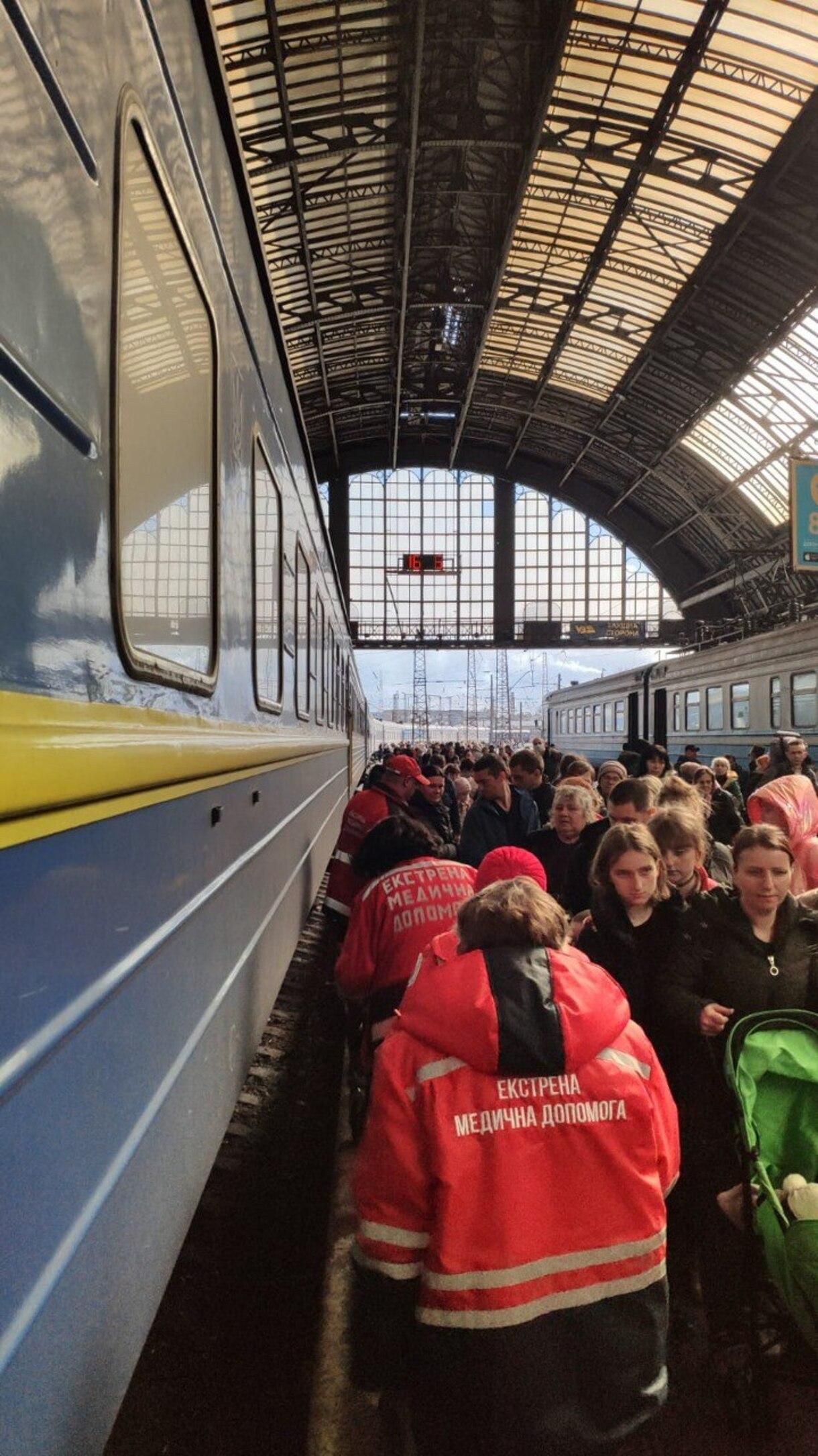 До Львова прибули 2,5 тисячі евакуйованих із Краматорська - 24 Канал До Львова прибули 2,5 тисячі евакуйованих із Краматорська - 24 Канал