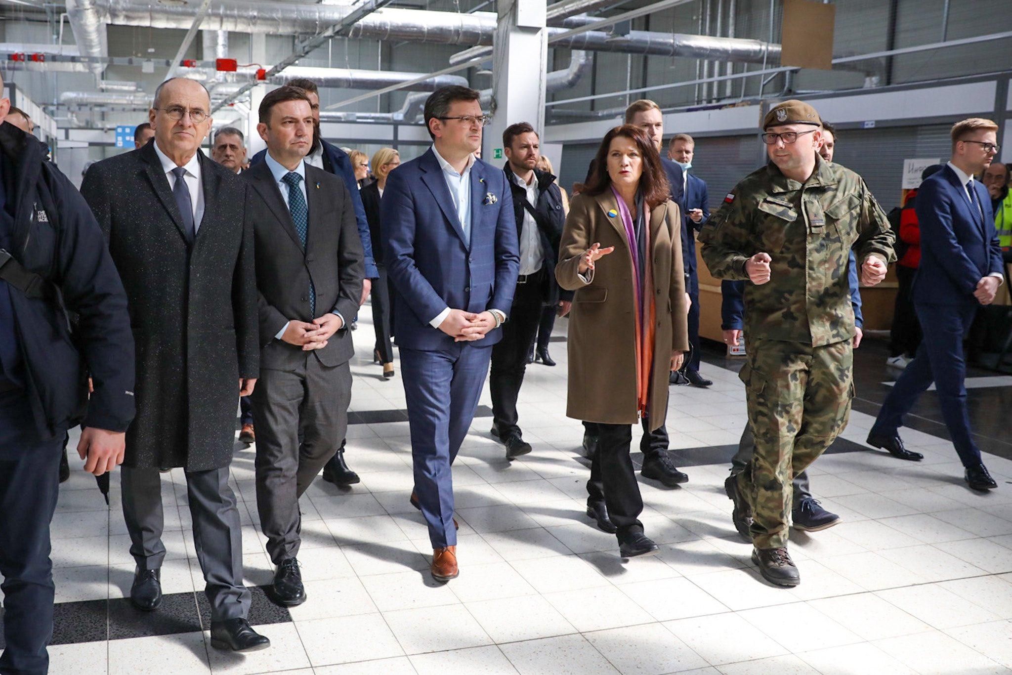 Сюди могли прибути 50 вбитих у Краматорську, – Кулеба відвідав центр з біженцями у Польщі - 24 Канал Сюди могли прибути 50 вбитих у Краматорську, – Кулеба відвідав центр з біженцями у Польщі - 24 Канал