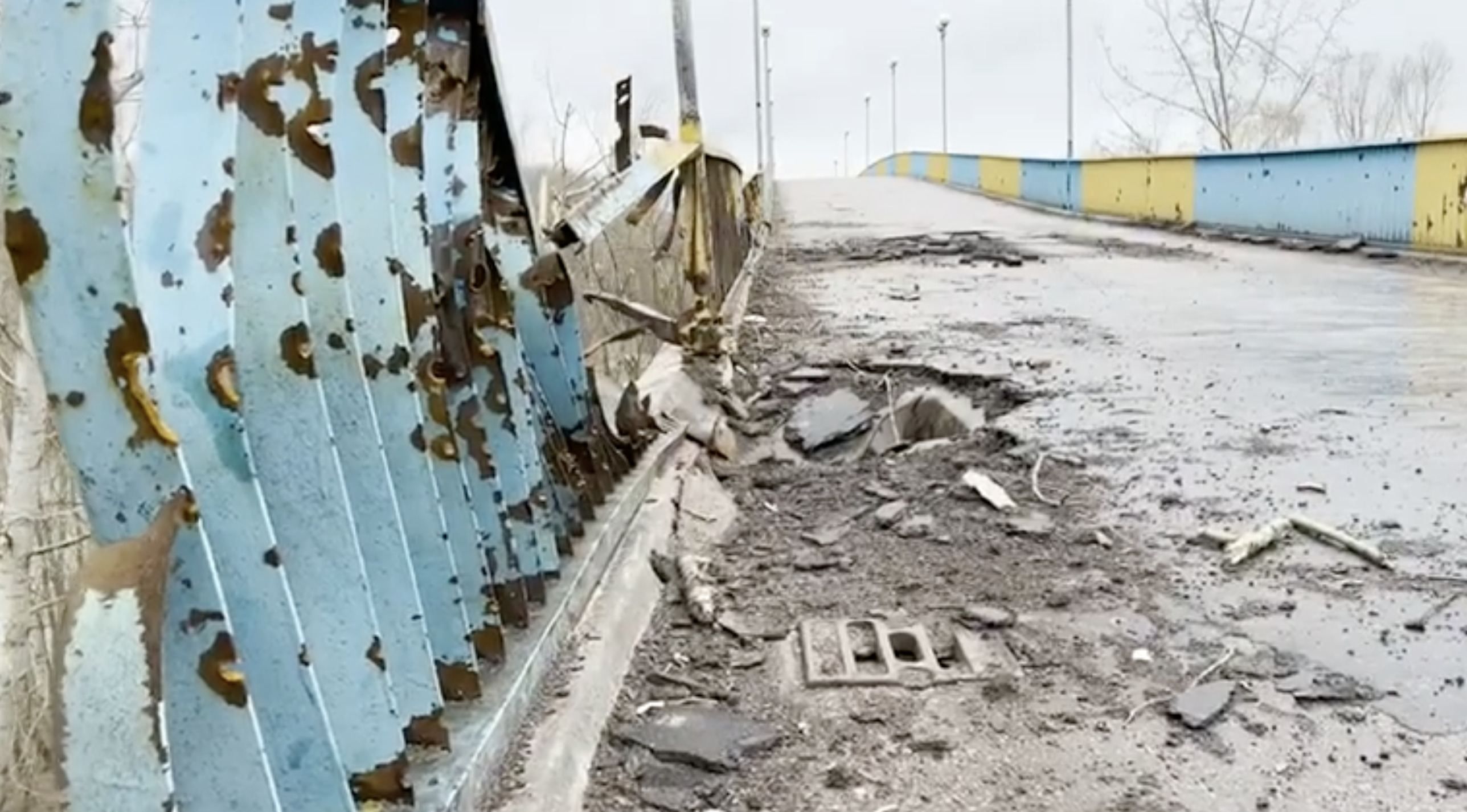 У Чернігові обмежили рух розбомбленим мостом через Десну - 24 Канал У Чернігові обмежили рух розбомбленим мостом через Десну - 24 Канал