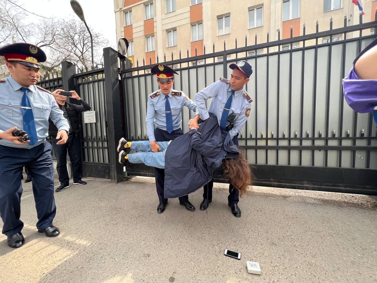 У Казахстані затримали активістів, які вийшли на мирний протест з прапорами України - 24 Канал