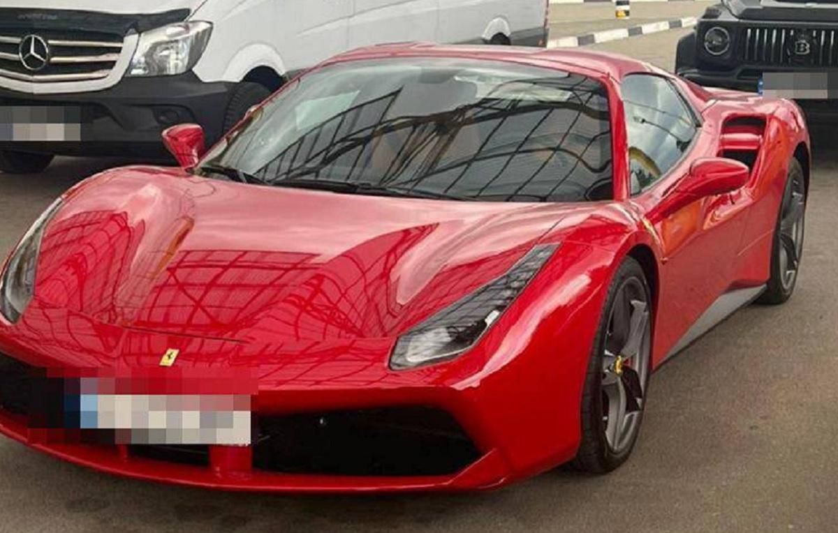 Батько з донькою хотіли вивезти закордон елітні іномарки: серед них – Ferrari - 24 Канал Батько з донькою хотіли вивезти закордон елітні іномарки: серед них – Ferrari - 24 Канал