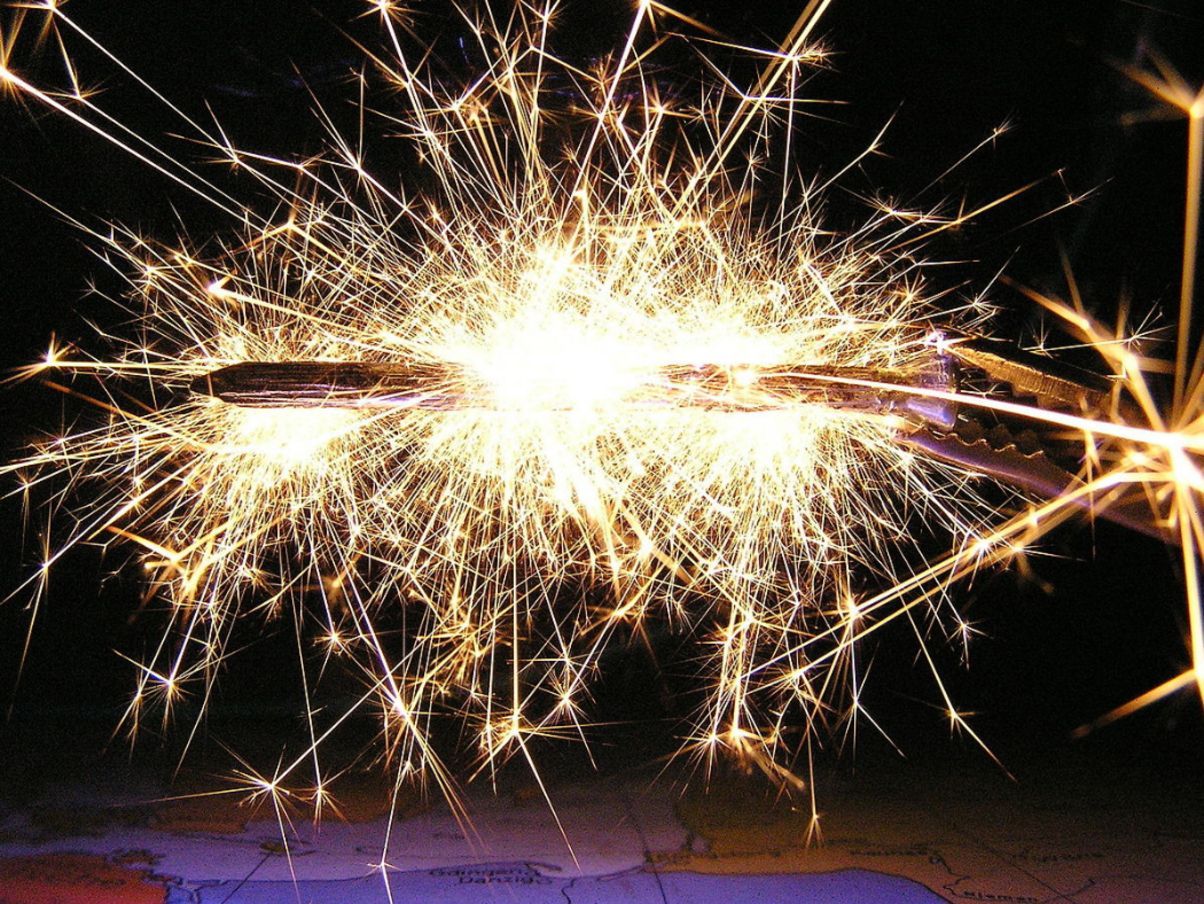 Из-за паники россиян мэру Белгорода приходится комментировать вспышки от замыкания проводки Из-за паники россиян мэру Белгорода приходится комментировать вспышки от замыкания проводки