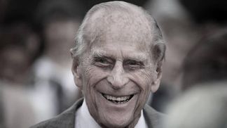 Архивные фото и элегия: королевская семья чтит память принца Филиппа в годовщину смерти