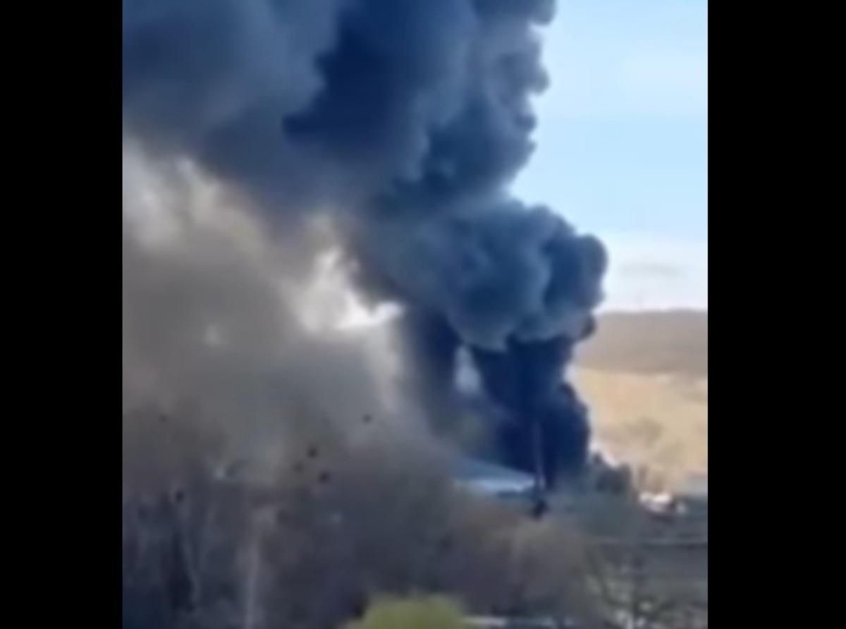 В Лисичанске горит многоэтажка, АЗС и предприятие: тушение невозможно из-за обстрелов - 24 Канал В Лисичанске горит многоэтажка, АЗС и предприятие: тушение невозможно из-за обстрелов - 24 Канал