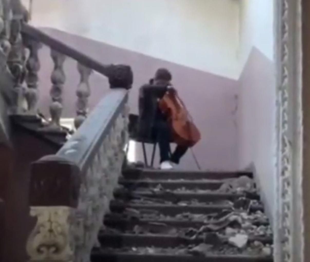 Музыкант сыграл в разрушенном доме культуры Ирпеня: чувственное видео - 24 Канал Музыкант сыграл в разрушенном доме культуры Ирпеня: чувственное видео - 24 Канал