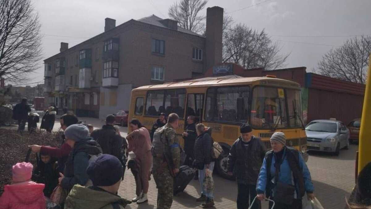 Під снарядами на великій швидкості: як правоохоронці рятують життя людей на Донеччині - 24 Канал