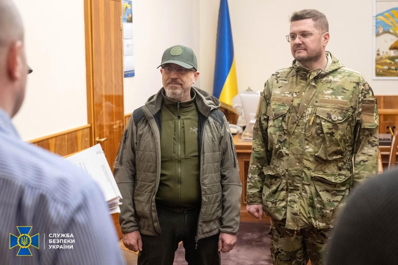 Баканов и Резников вручили награды защитникам и обсудили сотрудничество между СБУ и Минобороны Баканов и Резников вручили награды защитникам и обсудили сотрудничество между СБУ и Минобороны