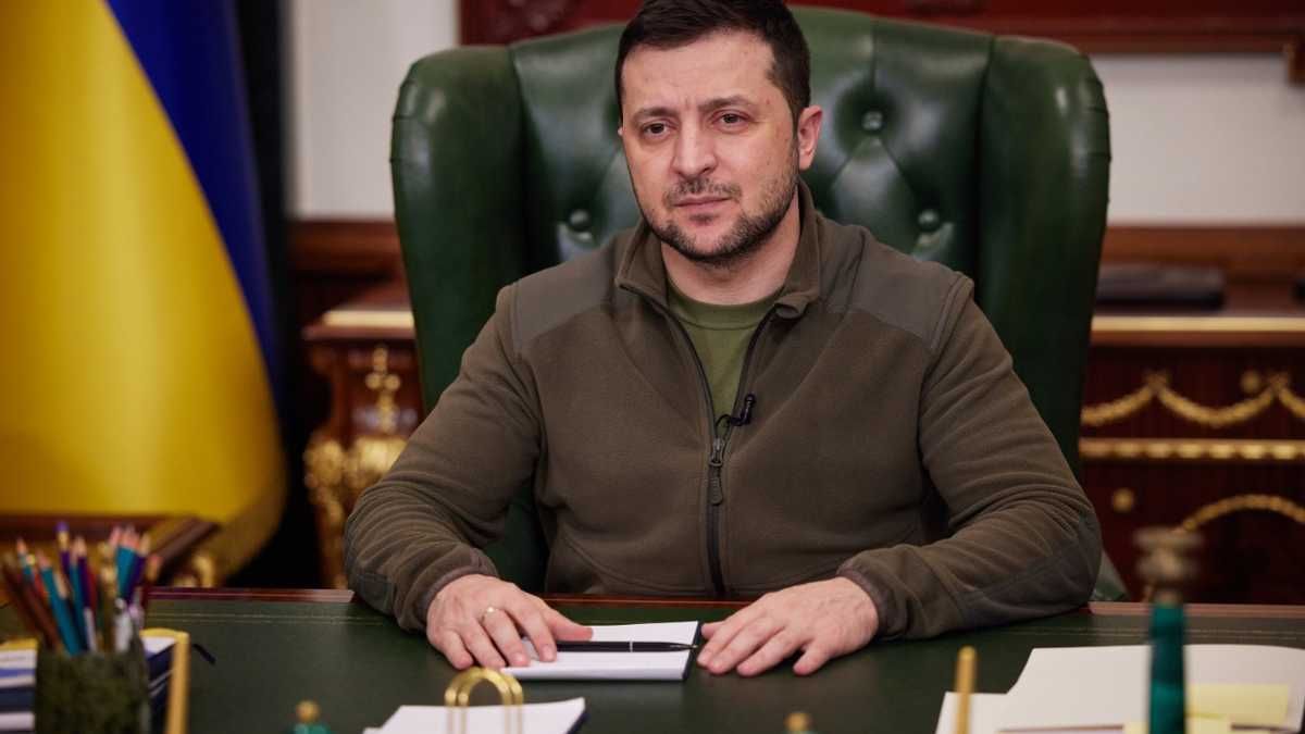 Зеленский наградил госнаградами 4 украинских военных Зеленский наградил госнаградами 4 украинских военных