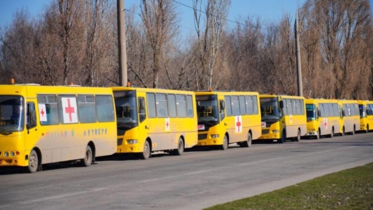 Окупанти у Мелітополі віддали вкрадені автобуси: на них виїхали 600 людей - 24 Канал Окупанти у Мелітополі віддали вкрадені автобуси: на них виїхали 600 людей - 24 Канал