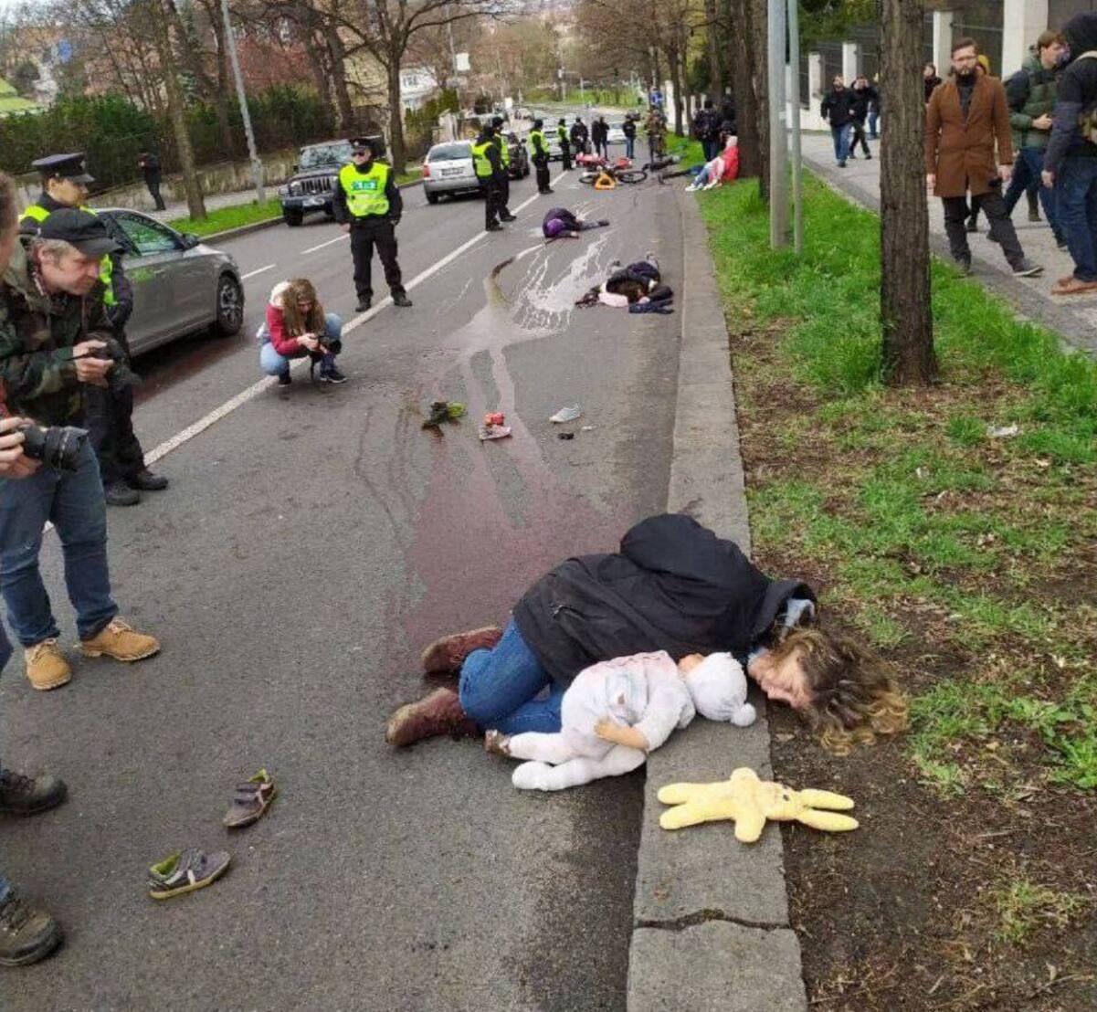 В Праге прошла акция в поддержку Украины: активисты изобразили убитых в Буче - 24 Канал