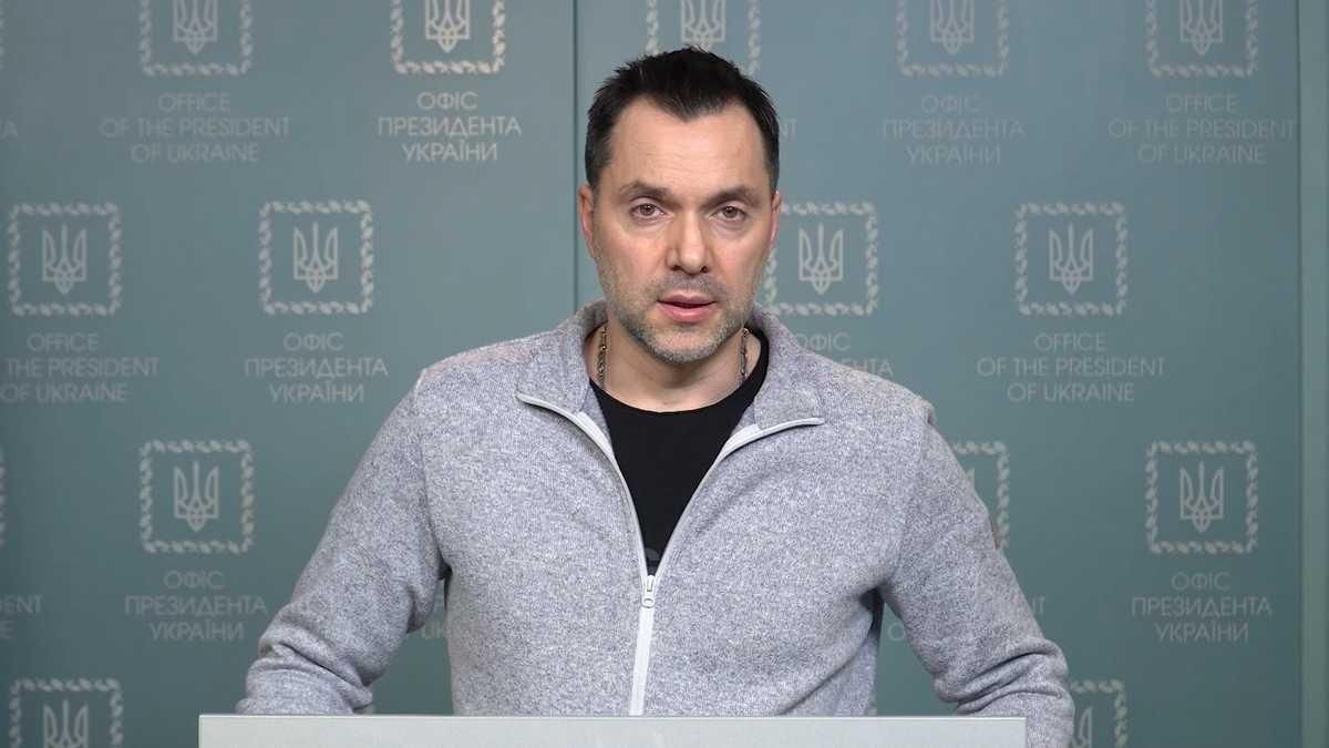 Легко не буде, – Арестович про накопичення військ ворога на Сході та складність через кількість - 24 Канал