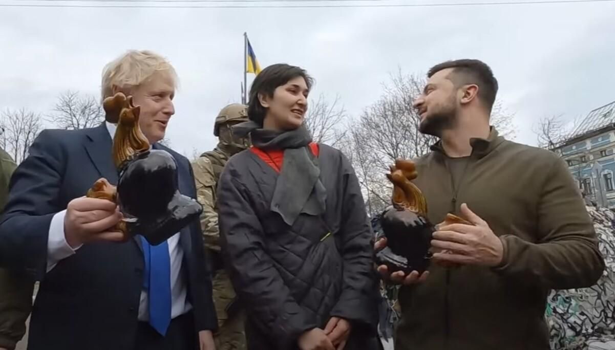 Джонсону подарували півників, які вціліли після обстрілу Бородянки - 24 Канал Джонсону подарували півників, які вціліли після обстрілу Бородянки - 24 Канал