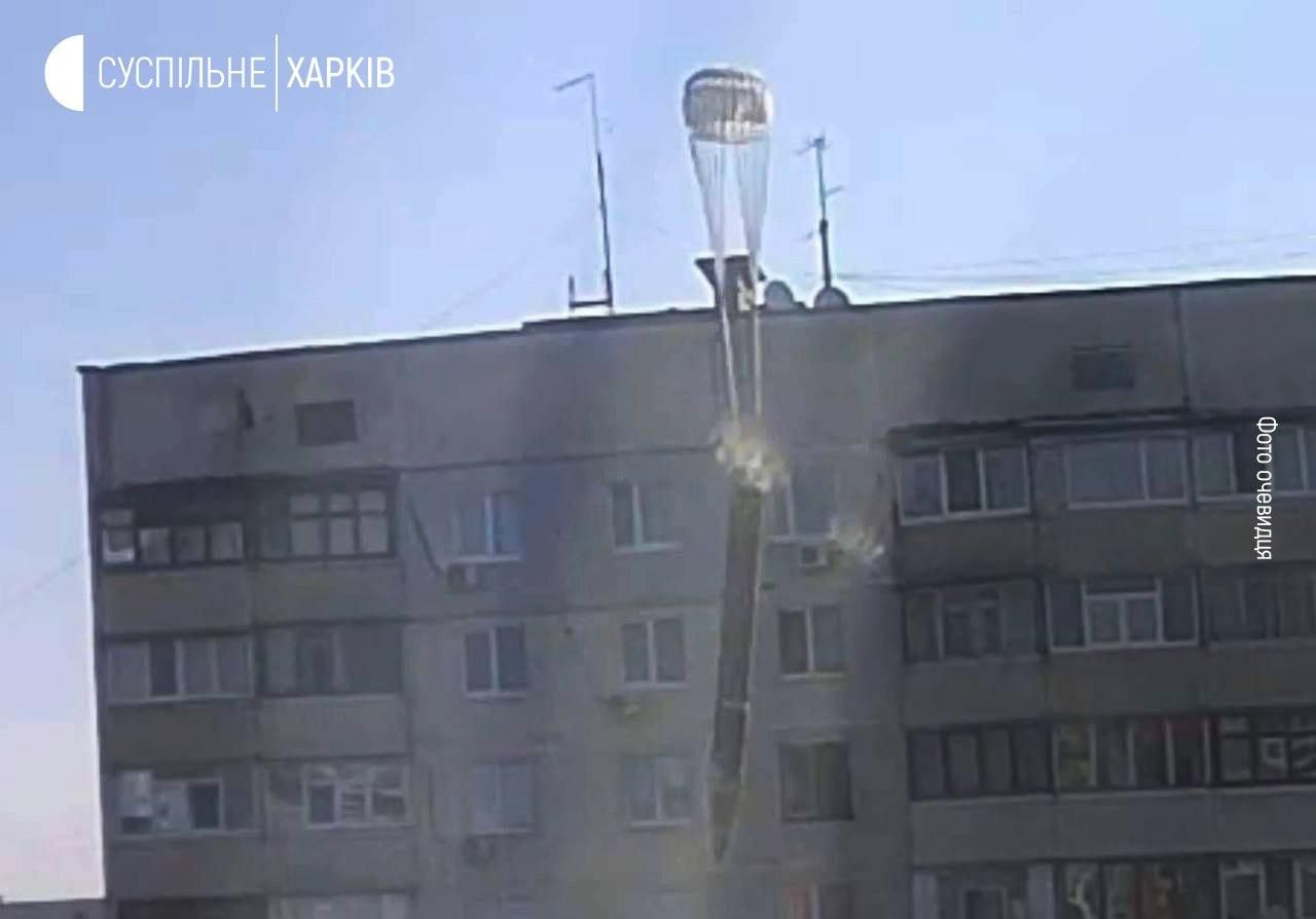 В сети показали фото снаряда на парашюте во время обстрела Харькова