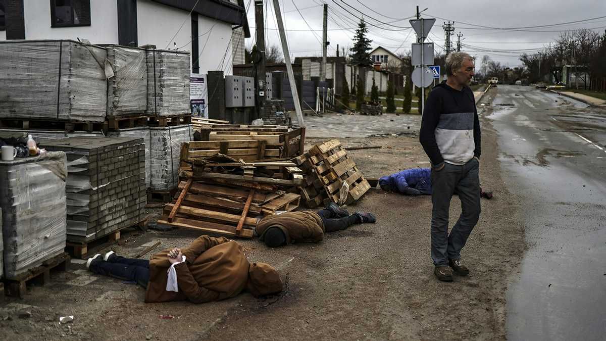 Масові поховання, вбивства, мінування: британська розвідка зафіксувала злочини Росії в Україні - 24 Канал