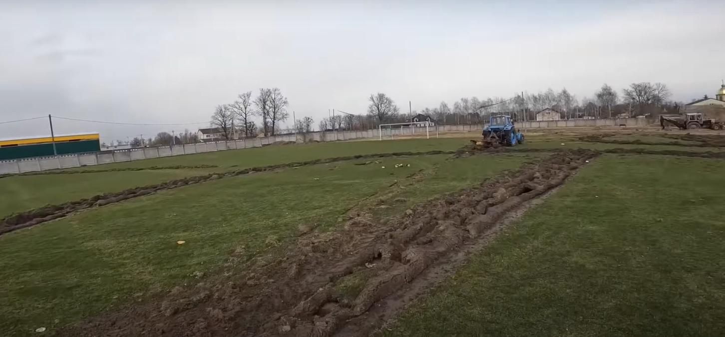 В Бородянке оккупанты провели "спецоперацию" по освобождению стадиона от газона В Бородянке оккупанты провели "спецоперацию" по освобождению стадиона от газона