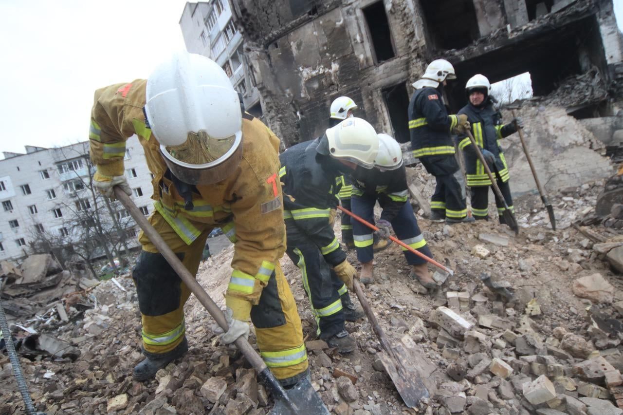 Нашли тело человека: в ГСЧС показали титаническую работу по разбору завалов в Бородянке