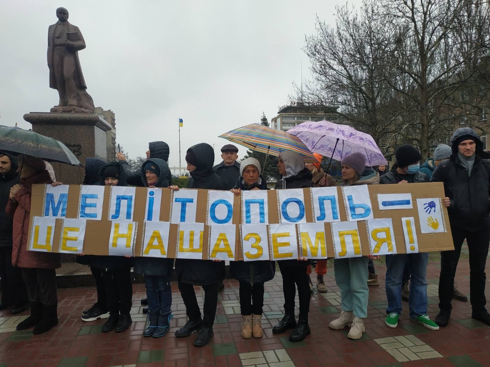 Під Мелітополем окупанти продовжують обшуки помешкань та допитують людей - 24 Канал