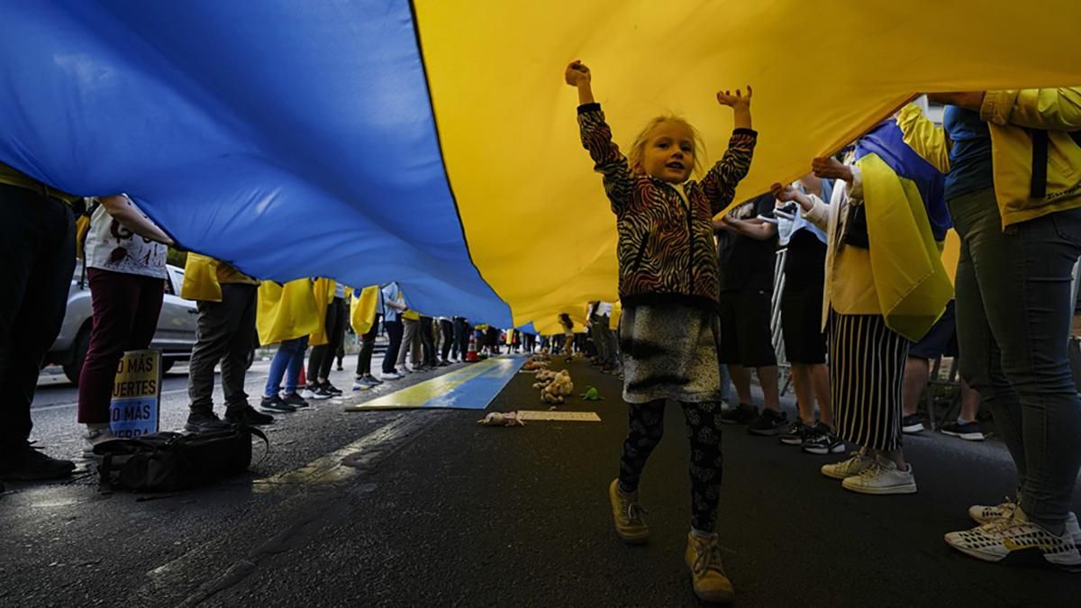 Десятки українців зібралися біля посольства Росії у Чилі - 24 Канал