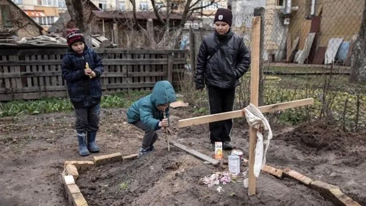 Заснула в подвале и не проснулась: сыновья женщины из Бучи каждый день приносят на могилу еду Заснула в подвале и не проснулась: сыновья женщины из Бучи каждый день приносят на могилу еду