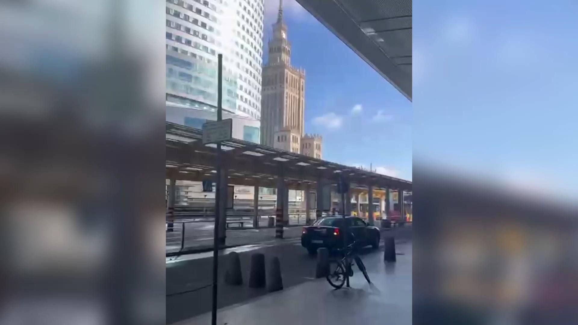 В Варшаве включили воздушную тревогу в память о борте, который упал под Смоленском В Варшаве включили воздушную тревогу в память о борте, который упал под Смоленском