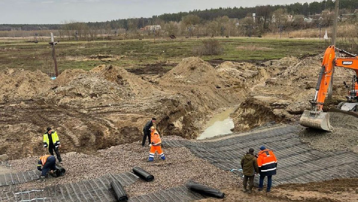 Переправа через реку, прокладывание водопровода: в освобожденном Ирпене кипит работа Переправа через реку, прокладывание водопровода: в освобожденном Ирпене кипит работа