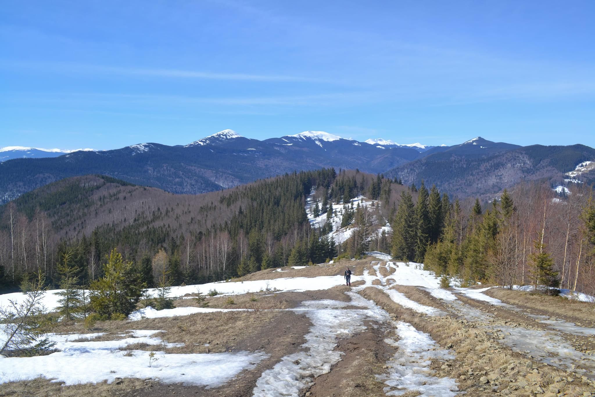 У Карпатах досі лежить сніг: висота покриву сягає понад 2 метри - 24 Канал У Карпатах досі лежить сніг: висота покриву сягає понад 2 метри - 24 Канал