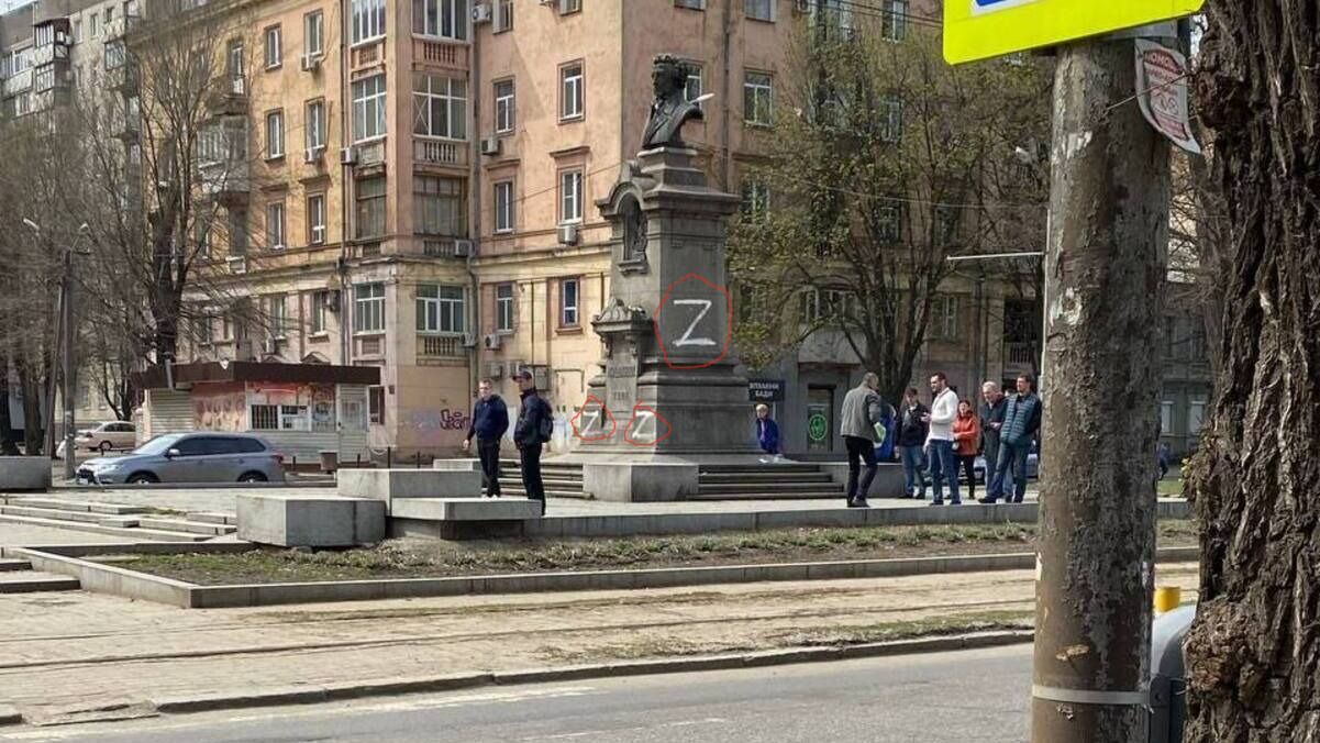 В Днепре неизвестные отметили памятник Пушкину вражеским символом Z: их уже задержали