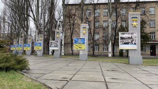 У Києві забрали російські міста-герої з пам'ятника на Шулявці – там тепер міста України