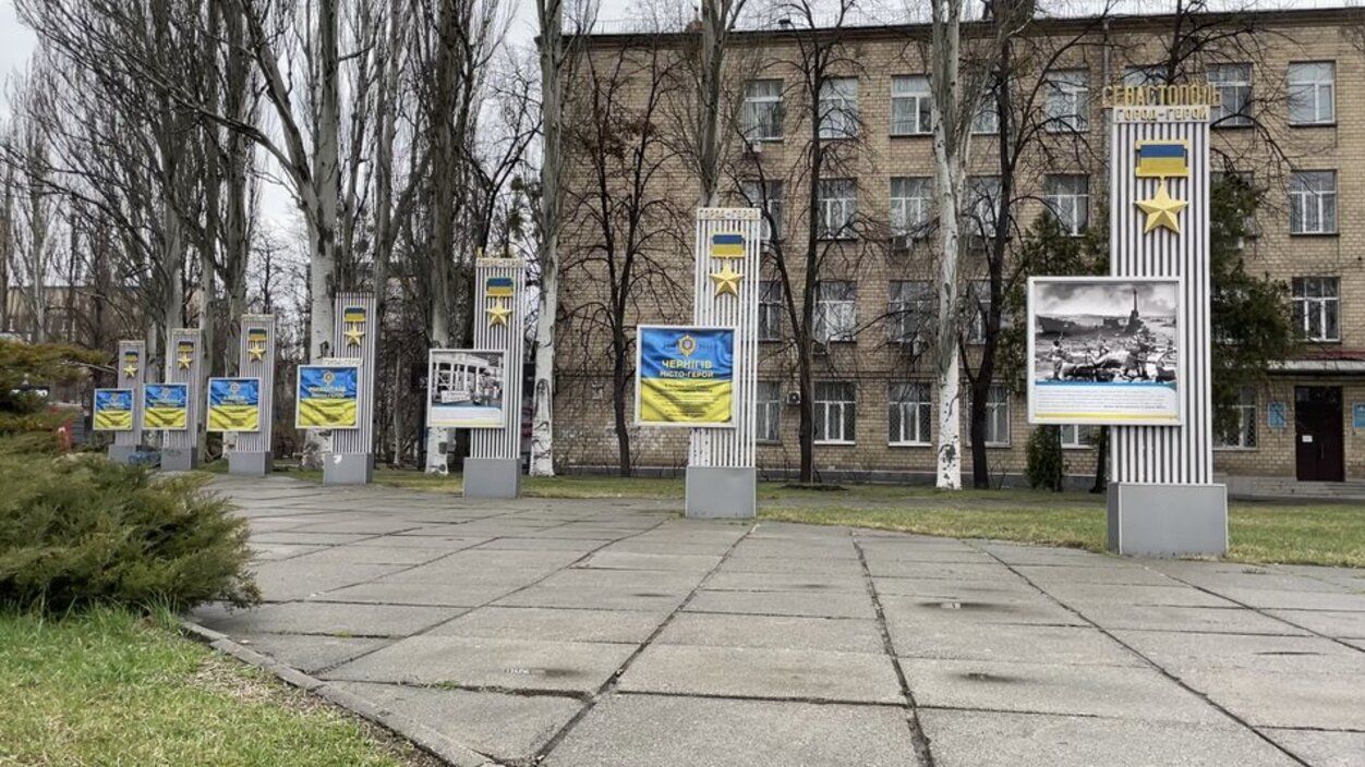 В Киеве забрали российские города-герои с памятника на Шулявке – там теперь города Украины