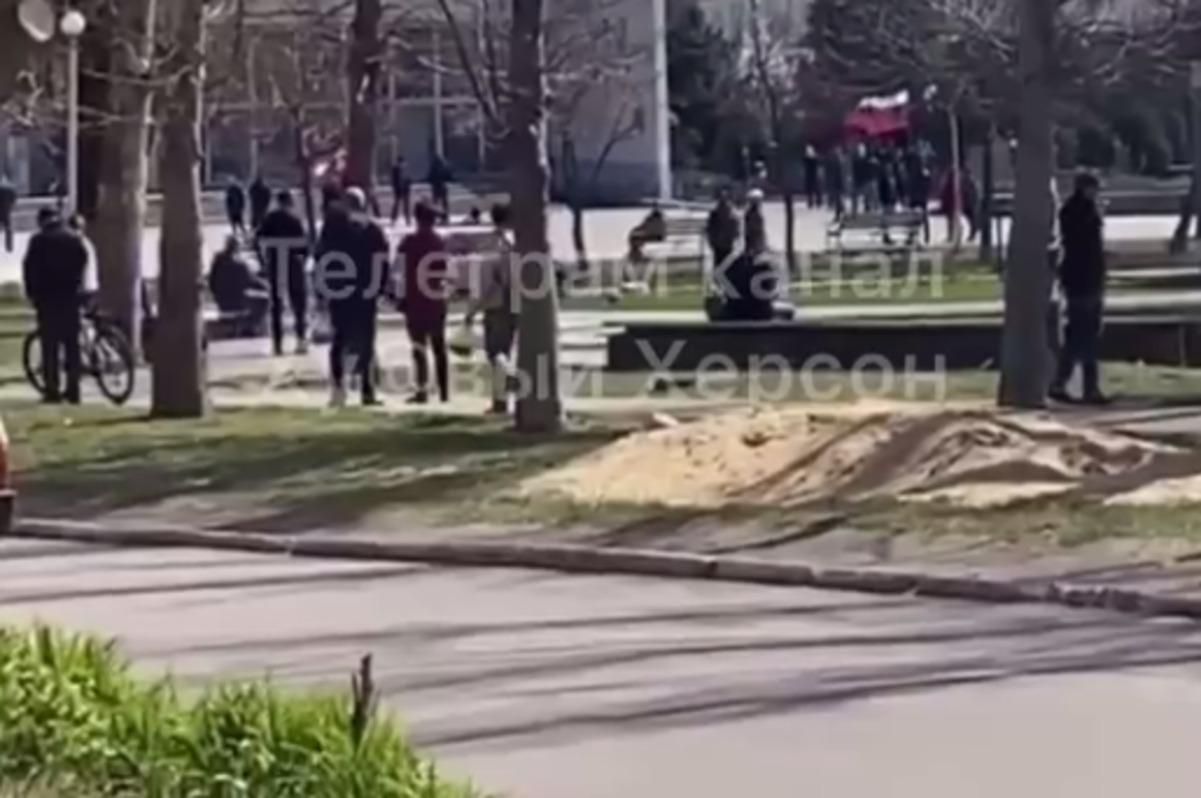 Оккупанты в Новой Каховке лепят картинку с триколорами для росСМИ Оккупанты в Новой Каховке лепят картинку с триколорами для росСМИ