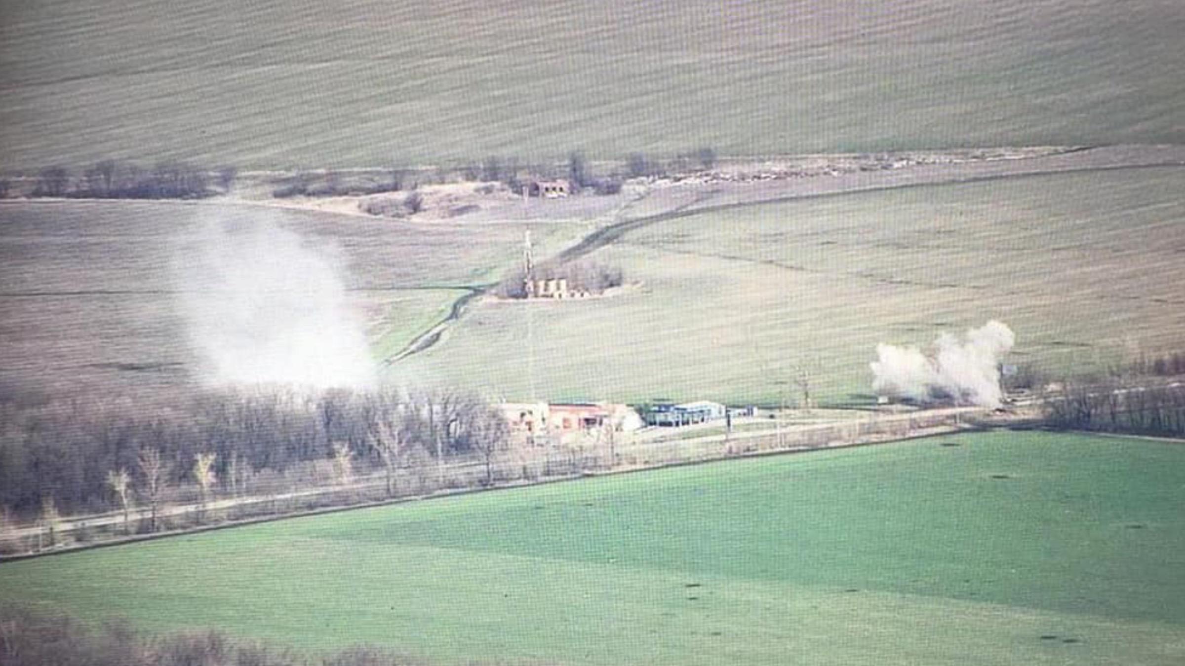 Дрон пограничников помог артиллеристам уничтожить вражеские блокпосты и склад с боеприпасами