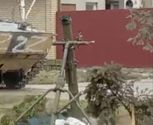 Воюють на подвір'ях з порожніми будинками: кадр з технікою окупанта у Маріуполі