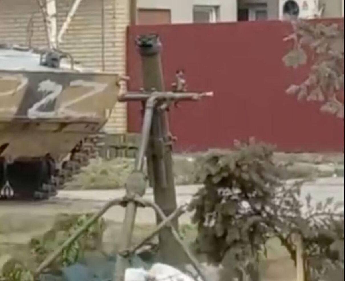 Воюют во дворах с пустыми домами: кадр с техникой оккупанта в Мариуполе Воюют во дворах с пустыми домами: кадр с техникой оккупанта в Мариуполе